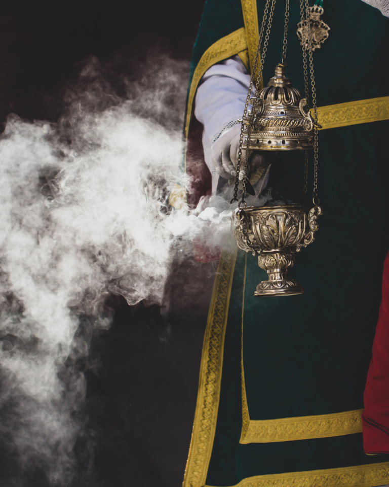 El incienso: el olor que anuncia la Semana Santa en Sevilla​